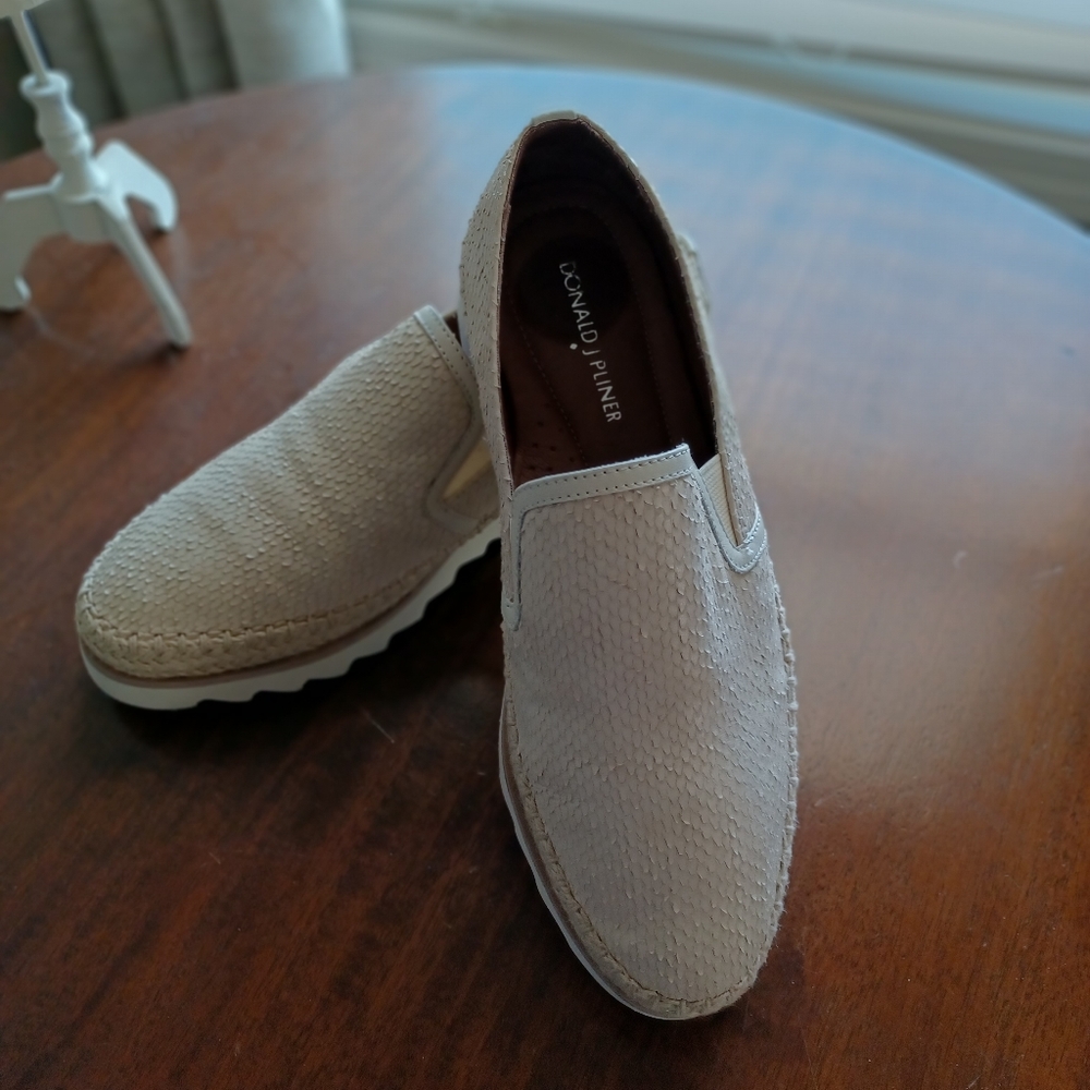 DONALD PLINER Size 8, nearly new, textured leather slip on sneakers